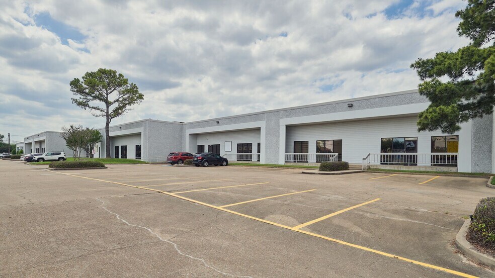 More Photos Of 4444-4464 W 12th St, Houston Unknown For Lease