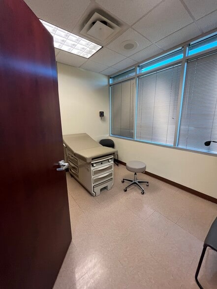 More Photos Of 41810 N Venture Dr, Phoenix Medical For Lease