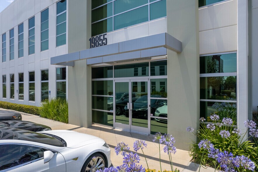 More Photos Of 19855-19859 Nordhoff St, Northridge Manufacturing For Sale