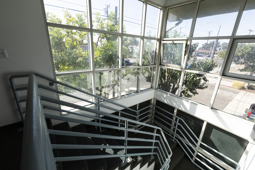 More Photos Of 711 E Wardlow Rd, Long Beach Office For Lease