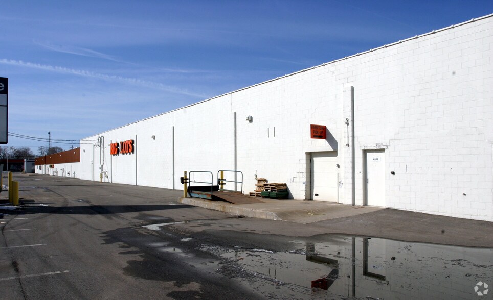 More Photos Of 2492-2584 Henry St, Muskegon Storefront For Lease