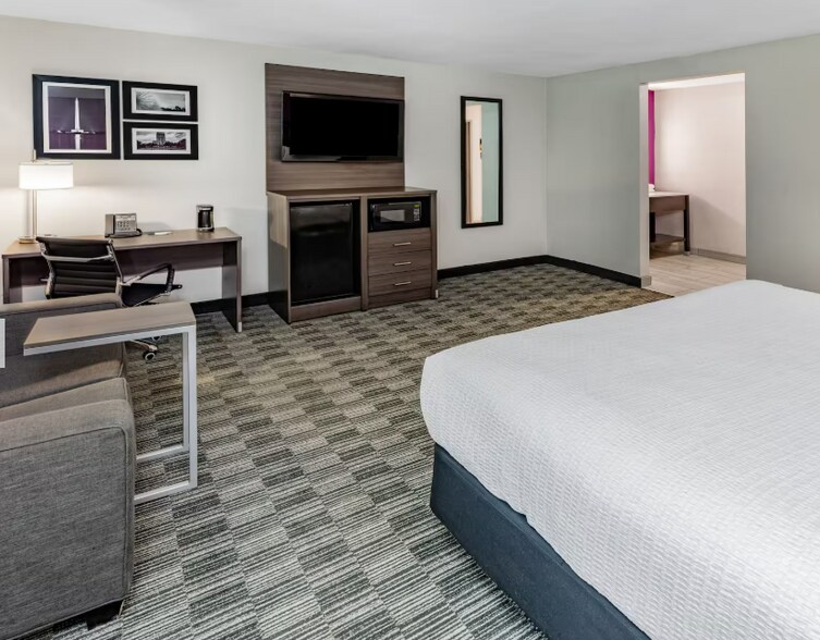 More Photos Of 6790 Southwest Fwy, Houston Hotel For Sale