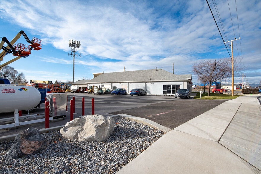 More Photos Of 1299 W State Rd, Pleasant Grove Veterinarian Kennel For Sale