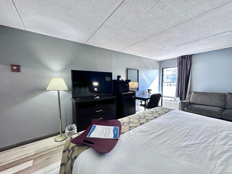 More Photos Of 2075 Highway 192 W, London Hotel For Sale
