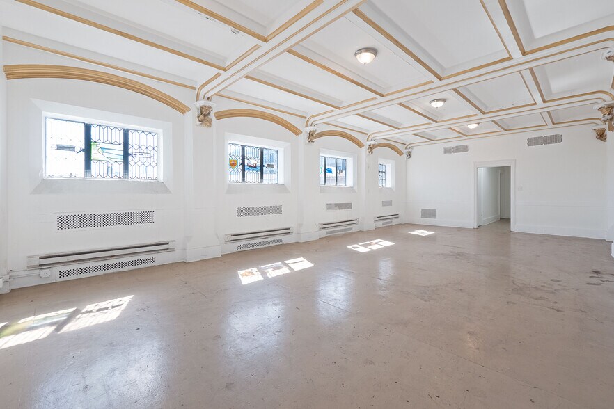 More Photos Of 18 Green St, Newark Storefront Retail Office For Lease