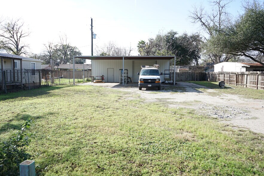 More Photos Of 11815 Beeville Dr, Houston Warehouse For Lease