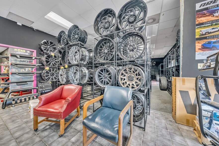 More Photos Of 5390 Fox Plaza Dr, Memphis Auto Repair For Sale