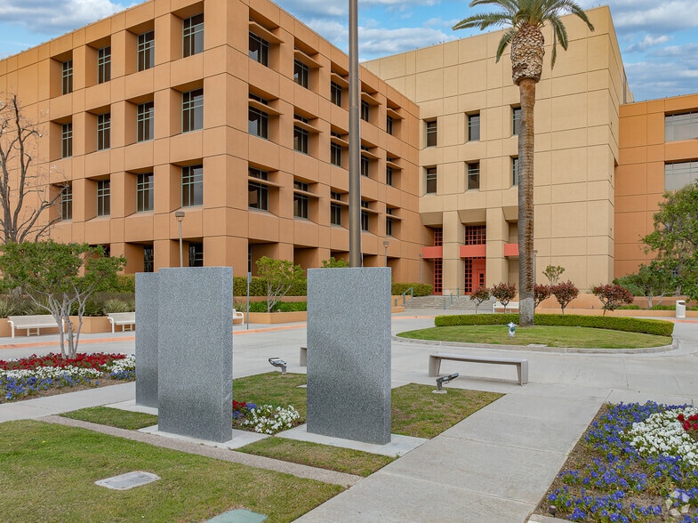 More Photos Of 900 Old River Rd, Bakersfield Office For Sale