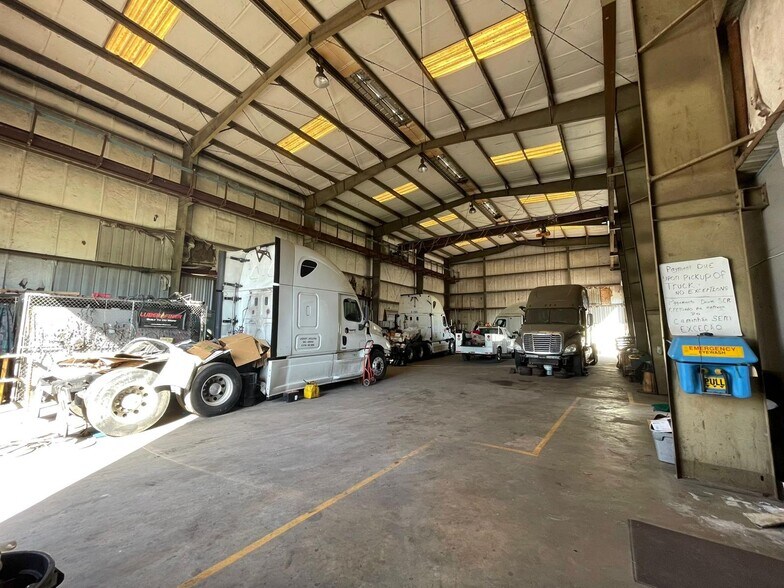 More Photos Of 4712 Old Tampa Hwy, Kissimmee Warehouse For Lease
