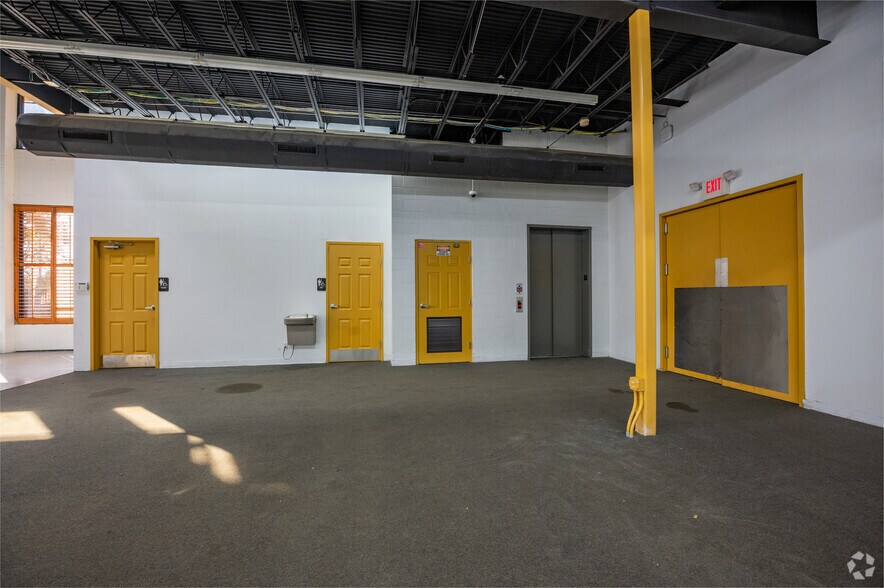 More Photos Of 8904 Regents Park Dr, Tampa Freestanding For Lease
