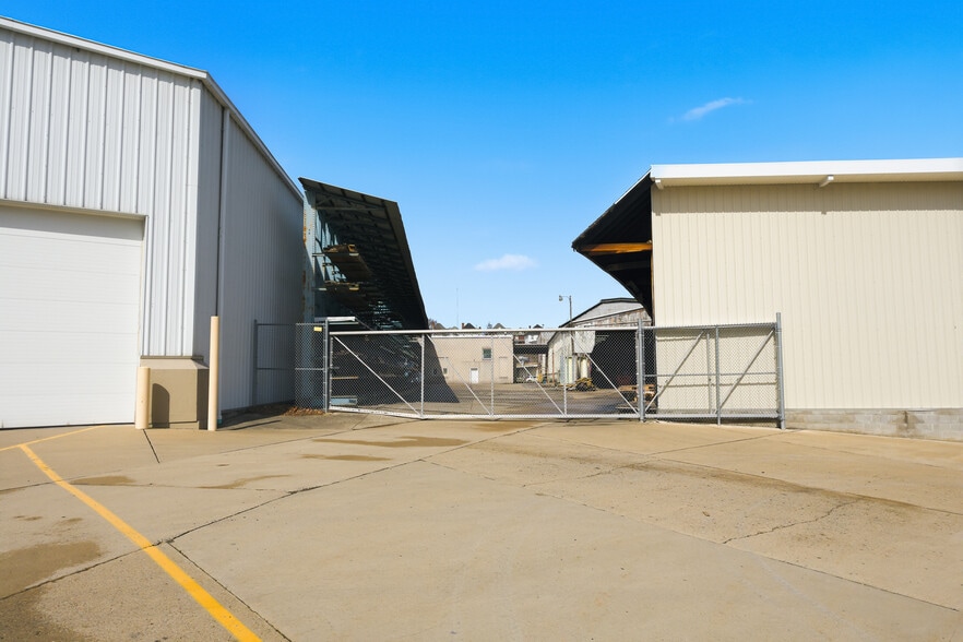 More Photos Of 715 W Pike St, Clarksburg Mixed Retail For Lease