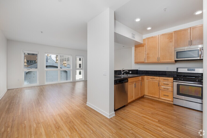 More Photos Of 214 Santa Monica Blvd, Santa Monica Apartments For Lease