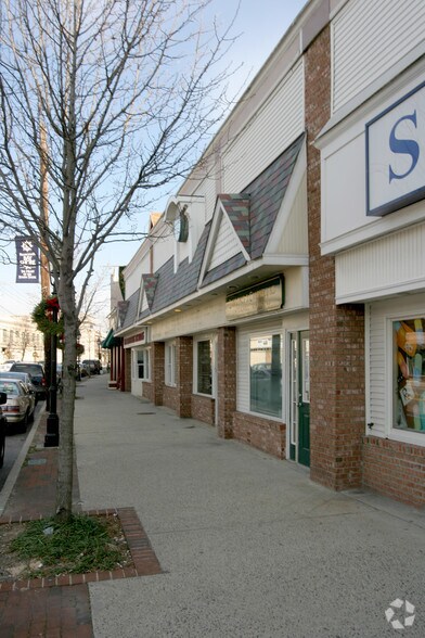 More Photos Of 30-40 E Main St, Bay Shore Storefront Retail Office For Lease