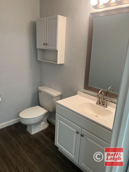 More Photos Of 13801 E Smith Dr, Aurora Showroom For Sale