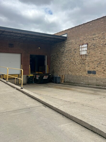 More Photos Of 3033 W Ohio St, Chicago Warehouse For Lease