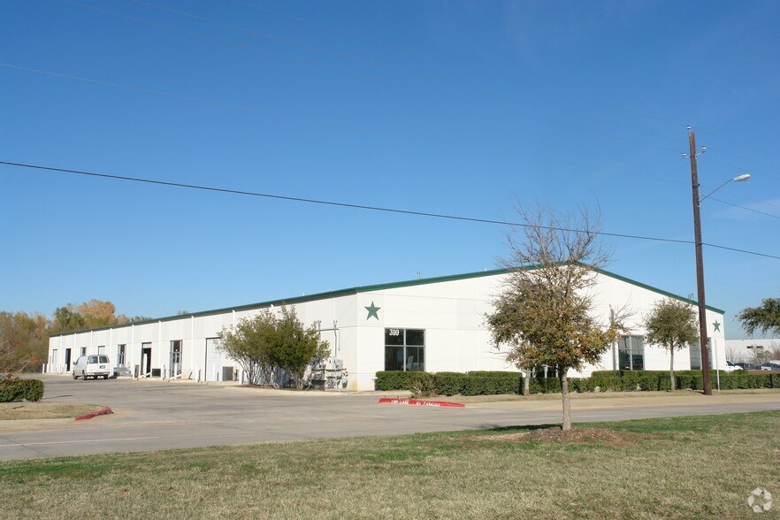 More Photos Of 310 E Trinity Blvd, Grand Prairie Warehouse For Lease