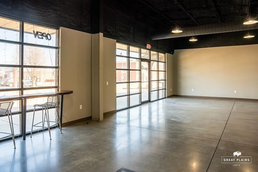 More Photos Of 204 S Broadway Ave, Hinton Storefront Retail Office For Sale