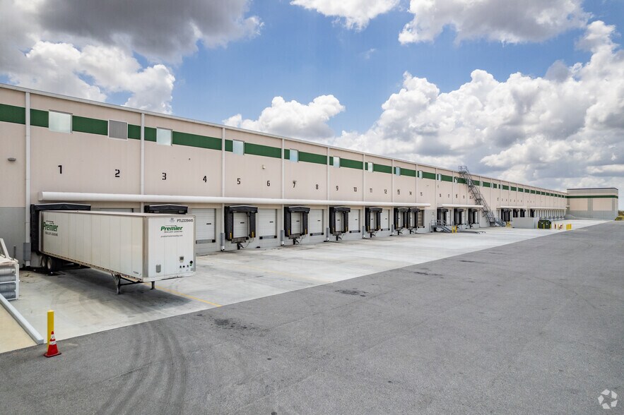 More Photos Of 8100 American Way, Groveland Distribution For Lease