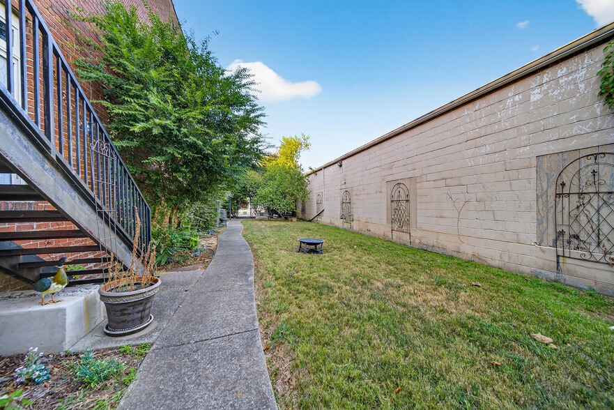 More Photos Of 109 7th Ave E, Springfield Flex For Sale