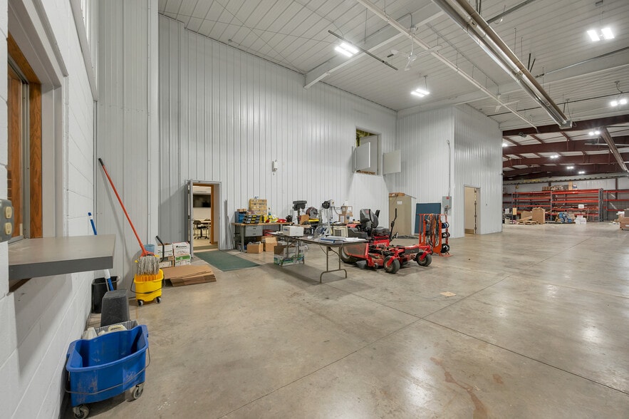 More Photos Of 1725 Suburban Dr, De Pere Manufacturing For Sale