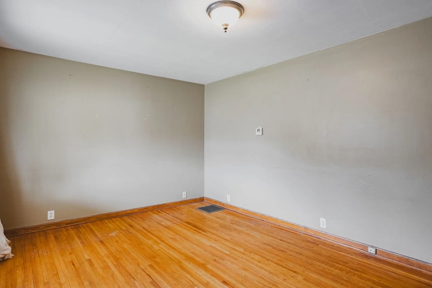 More Photos Of 505 27th St, Vienna Office For Sale