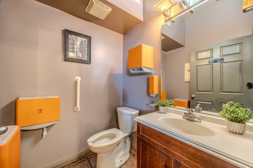 More Photos Of 201 W Commercial St, Lebanon Office For Sale