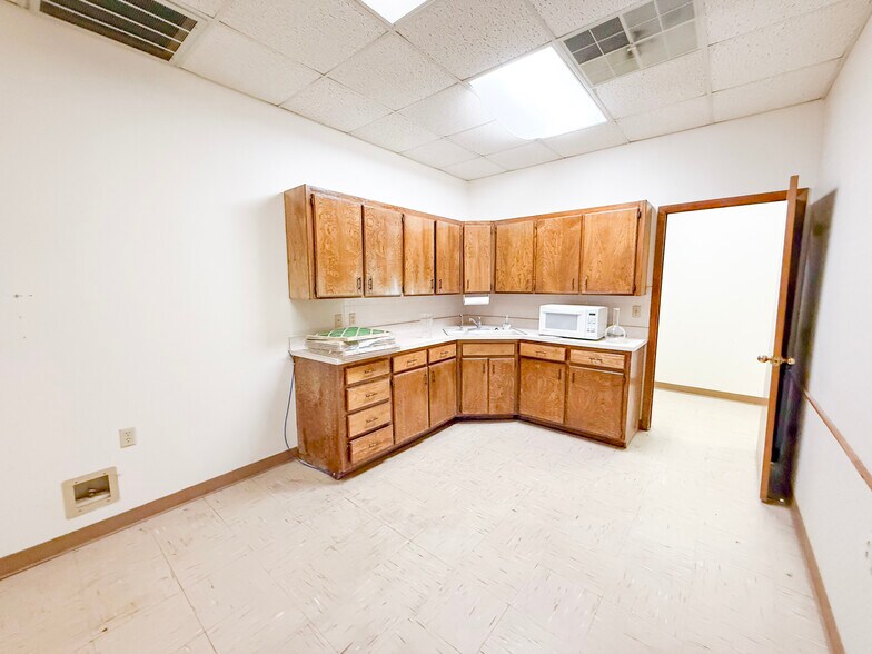 More Photos Of 1901 Carter St, Pampa Office For Sale