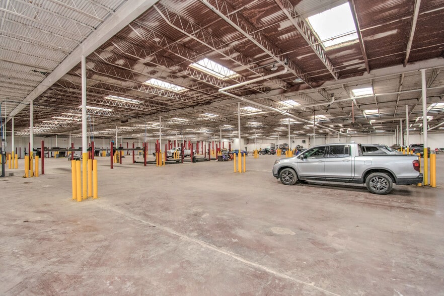 More Photos Of 9001 Jensen Dr, Houston Warehouse For Lease