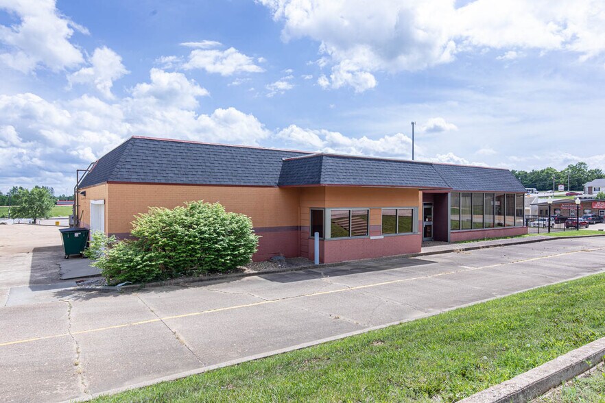 More Photos Of 1630 Commercial St, Warsaw Restaurant For Sale