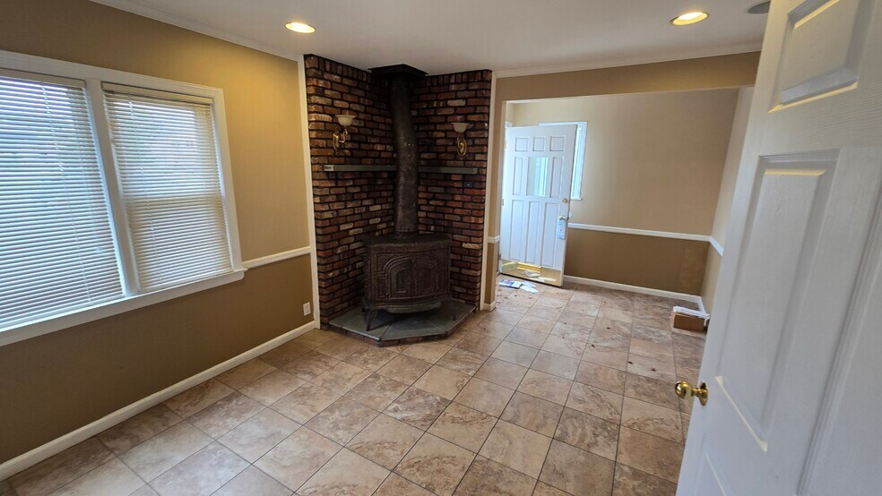 More Photos Of 724 E Park Ave, Long Beach Office For Lease