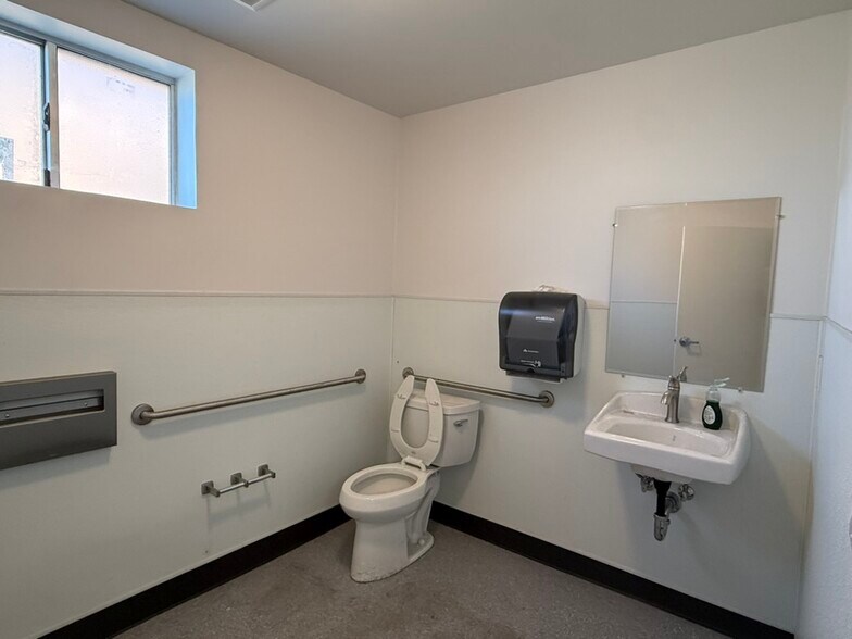 More Photos Of 5635 San Diego St, El Cerrito Warehouse For Lease