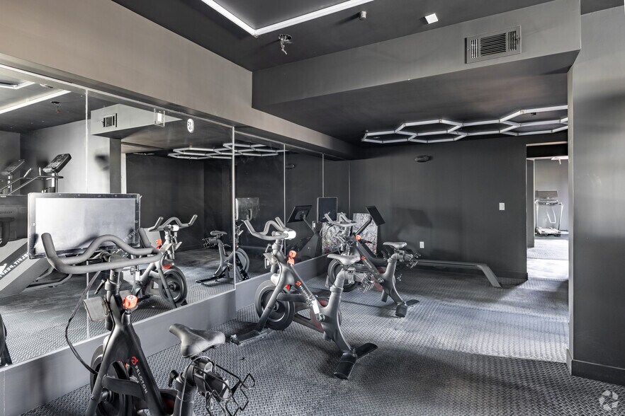 More Photos Of 6569-6581 N Van Nuys Blvd, Van Nuys Apartments For Lease