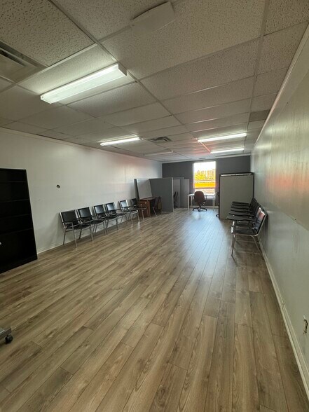 More Photos Of 1508-1518 Merivale Rd, Nepean Storefront For Lease