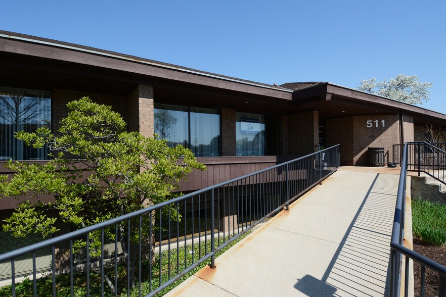 More Photos Of 511-515 Thornhill Dr, Carol Stream Unknown For Lease