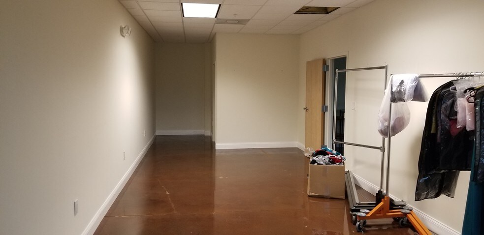 More Photos Of 6557 Hazeltine National Dr, Orlando Distribution For Lease