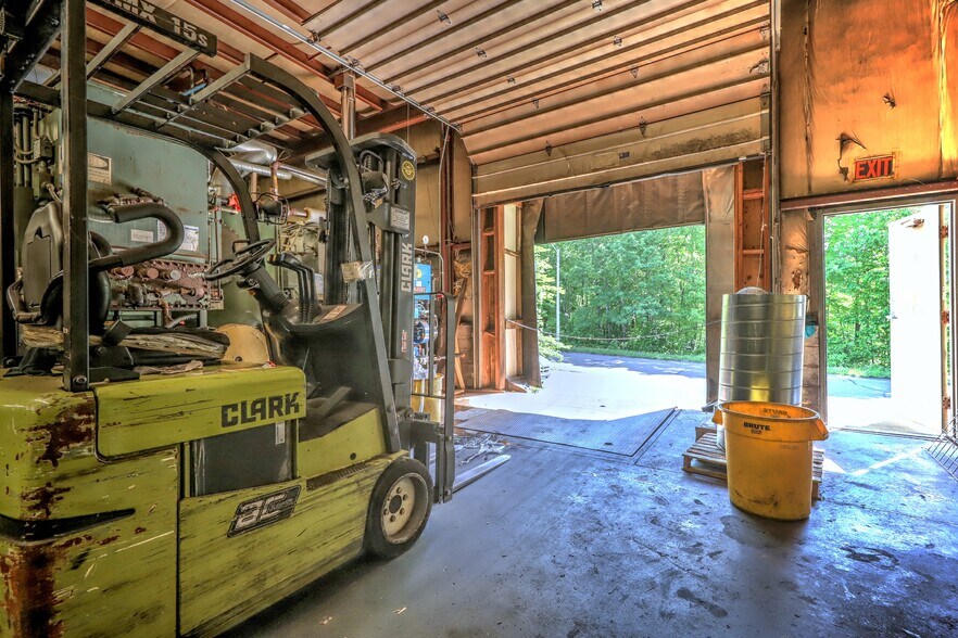 More Photos Of 15 Container Dr, Terryville Manufacturing For Sale