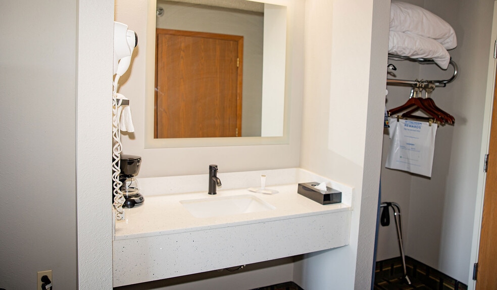 More Photos Of 937 Enterprise Ln, Mount Carmel Hotel For Sale