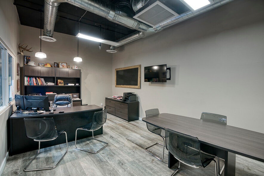 More Photos Of 7652 E Greenway Rd, Scottsdale Warehouse For Lease