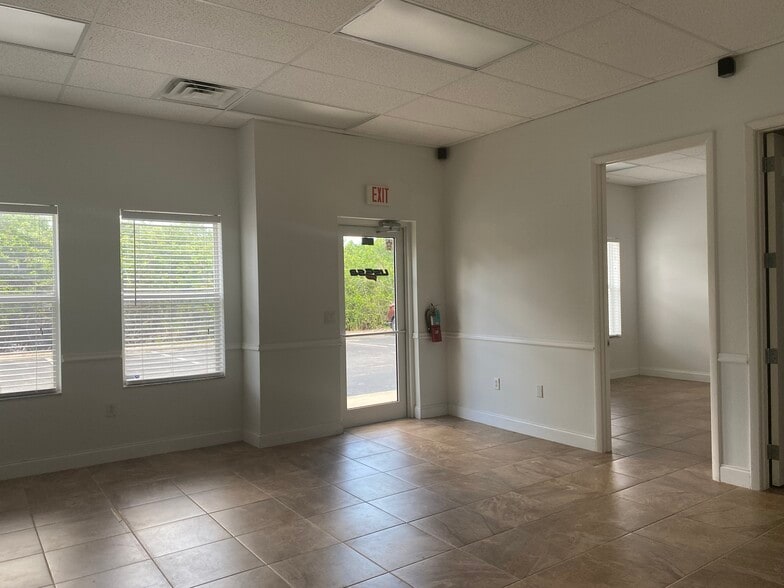 More Photos Of 2047-2071 Global Ct, Sarasota Warehouse For Lease