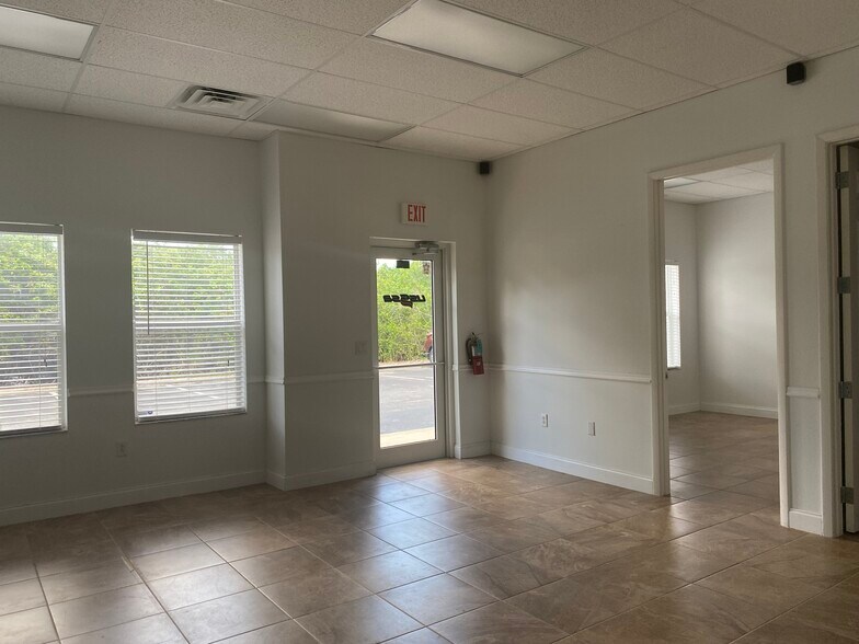 More Photos Of 2047-2071 Global Ct, Sarasota Warehouse For Lease