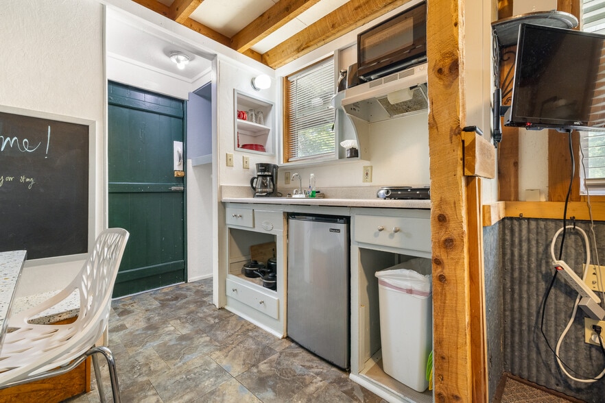 More Photos Of 621 Court St, Jasper Trailer Camper Park For Sale