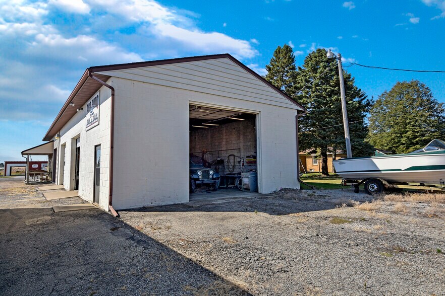 More Photos Of 100 W Falcon Hwy, Flanagan Flex For Sale