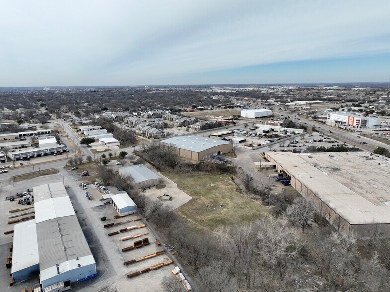 More Photos Of 902 N McDonald St, McKinney Industrial For Lease