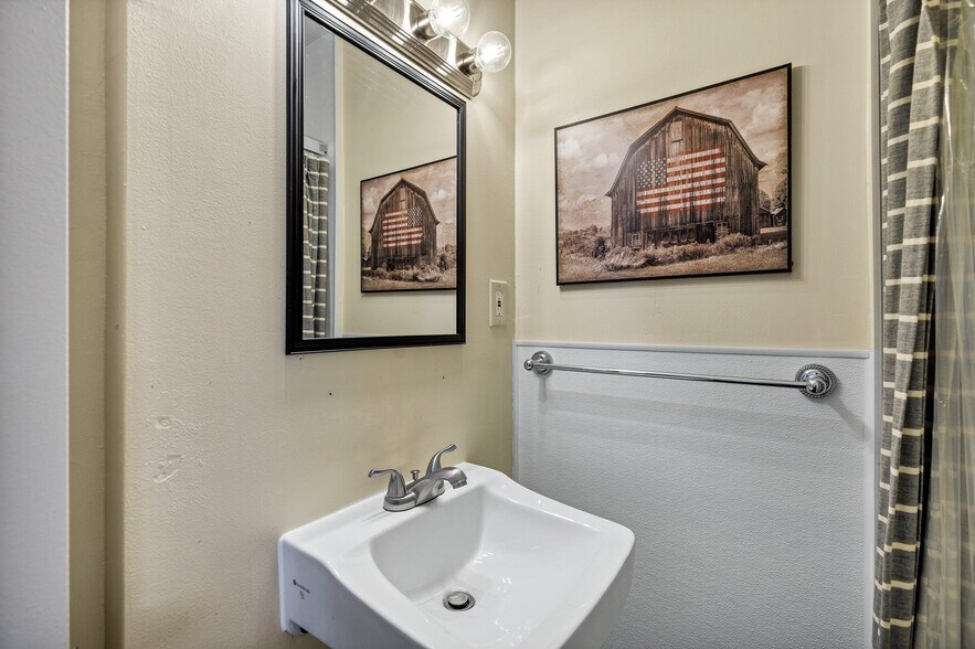 More Photos Of 808 Caribou St, Simla Hospitality For Sale