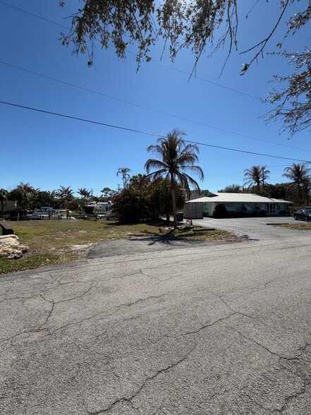 More Photos Of 4575 SE Dixie Hwy, Stuart Office For Sale