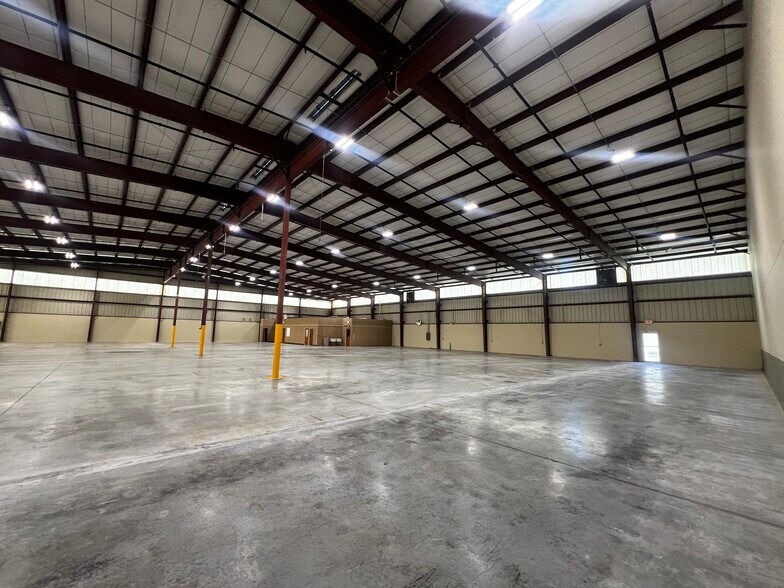 More Photos Of 3125 Drane Field Rd, Lakeland Warehouse For Lease