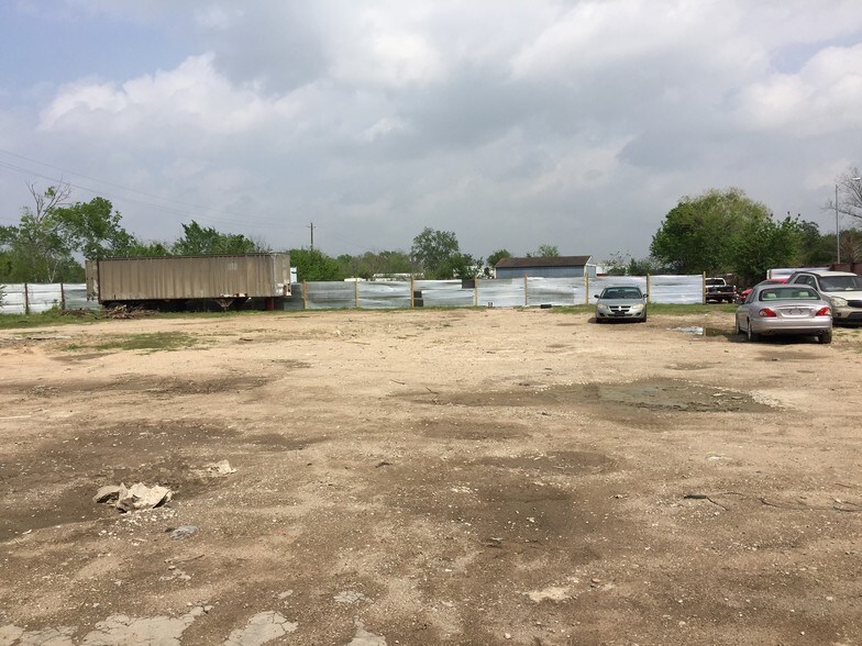 More Photos Of 7735 Lettie St, Houston Auto Salvage Facility For Lease