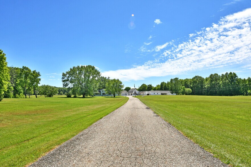 More Photos Of 4085 Herner County Line Rd, Southington Showroom For Sale