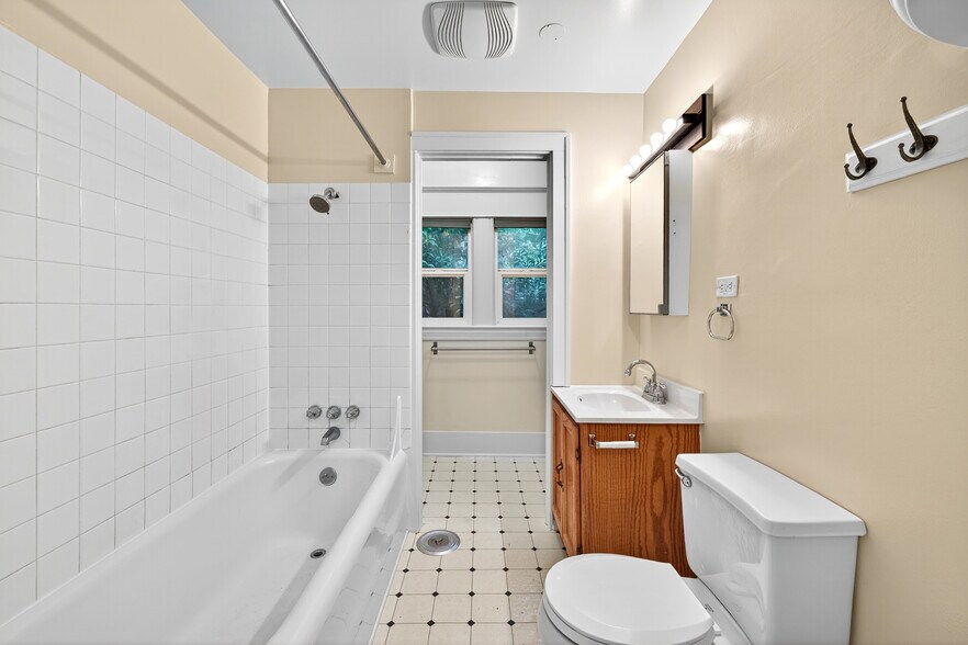 More Photos Of 132 30th Ave, Seattle Apartments For Sale