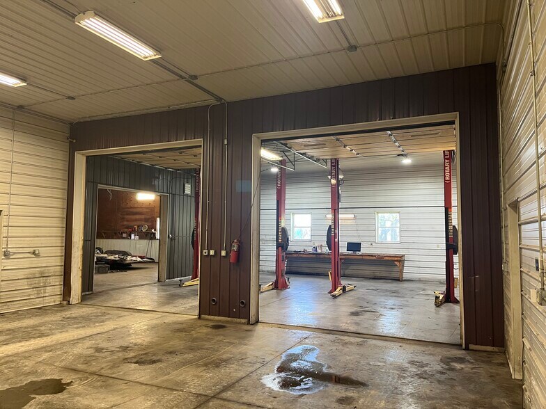 More Photos Of 828 Commercial St, Marshfield Auto Repair For Sale